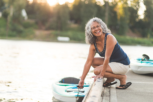 Woman going canoeing and living a healthy life